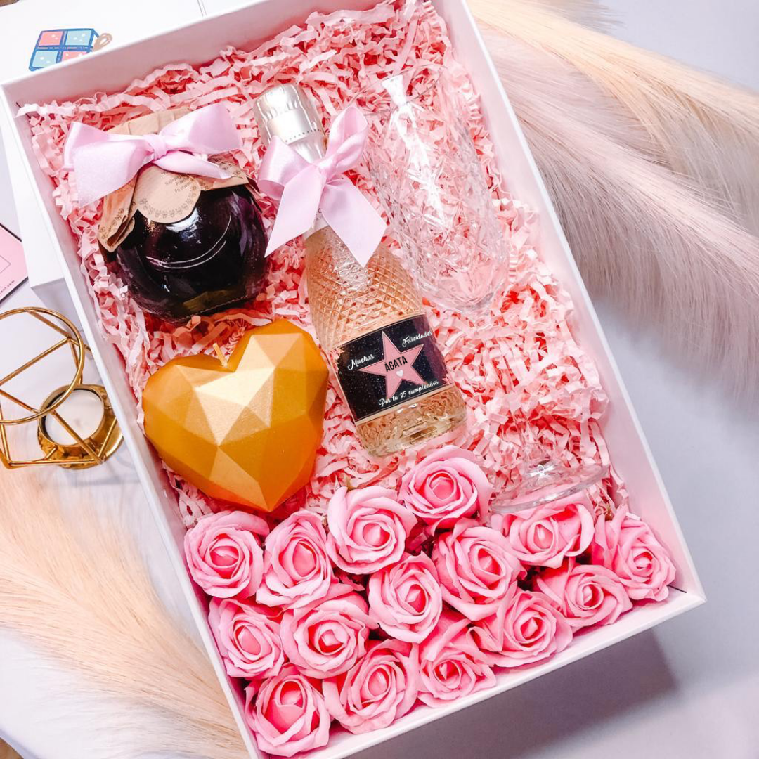 https://www.solovelybox.es/files/file/Pack_de_mini_prosecco_freixenet_con_vela_regalo_perfecto_para_mujer.png