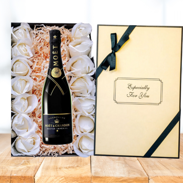 CHAMPÁN MOET & CHANDON NECTAR IMPERIAL CON ROSAS CREMA EN LA'CREME BOX - REGALO PARA HERMANA